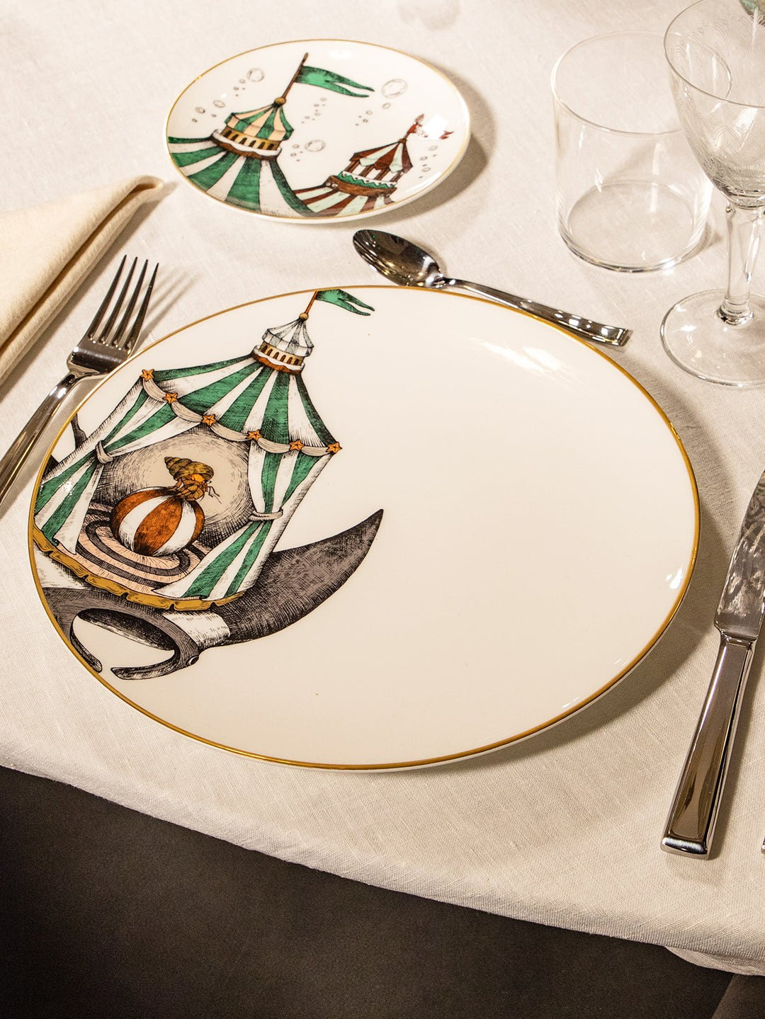 Searcus Plate - Plain Tiger Crockery